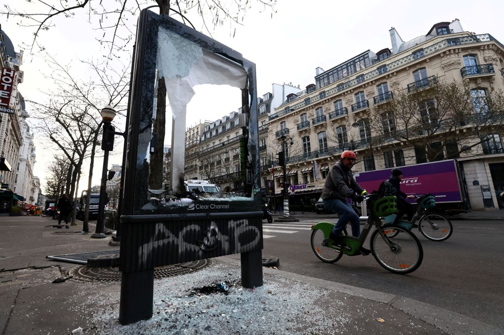 Şiddetli protestolar Paris'in ünlü sokaklarını çöplüğe döndürdü: Kral Charles ziyareti erteledi - 16