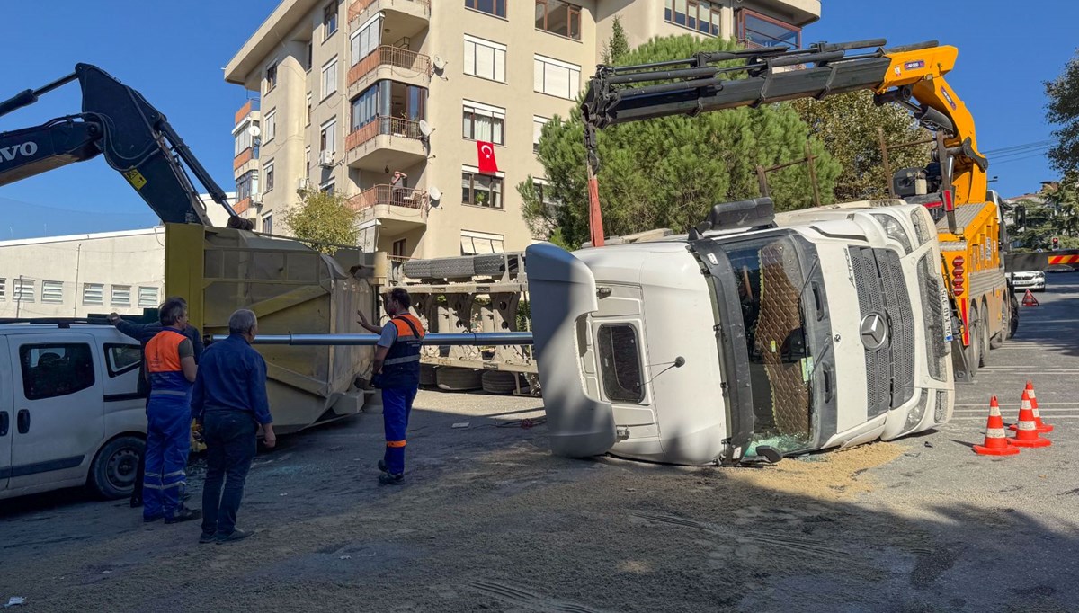 Beşiktaş'ta kamyon devrildi