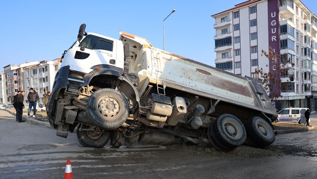 Elazığ’da ilginç kaza: Yol çöktü kamyon çukura düştü