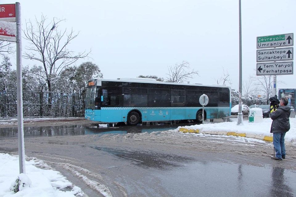 Ümraniye'de özel halk otobüsü, fabrikanın bahçesine girdi - 1