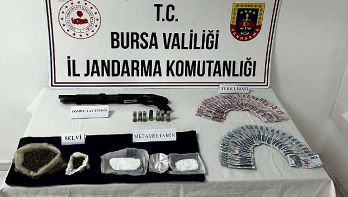 Jandarmayı görünce yere attıkları poşetten uyuşturucu, silah ve para çıktı: 2 gözaltı