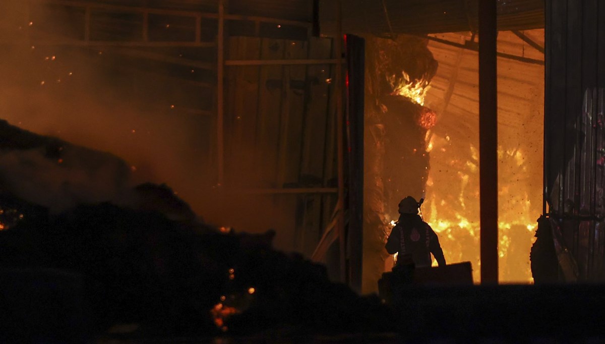 Esenyurt'ta fabrika yangını: 1 işçinin cansız bedenine ulaşıldı