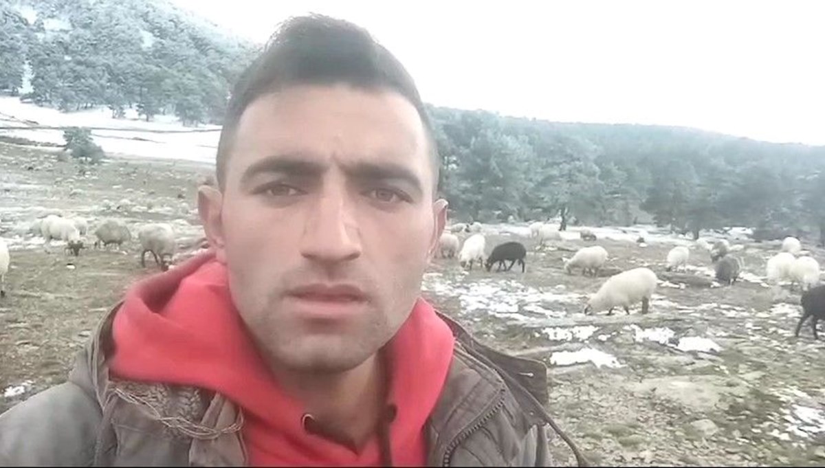 Kar yağışına yaylada yakalandı: Koyunlarına türkü söyledi Kar yağışına yaylada yakalandı: Koyunlarına türkü söyledi