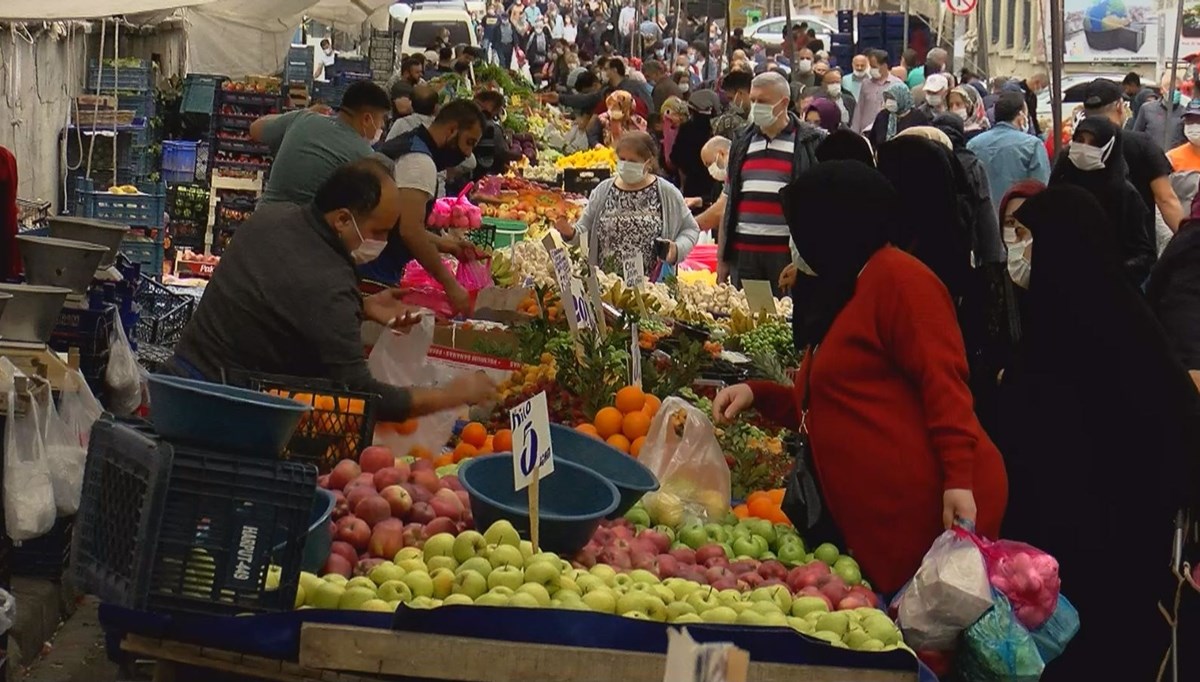 Pazarlar açıldı: Bazılarında sosyal mesafe unutuldu