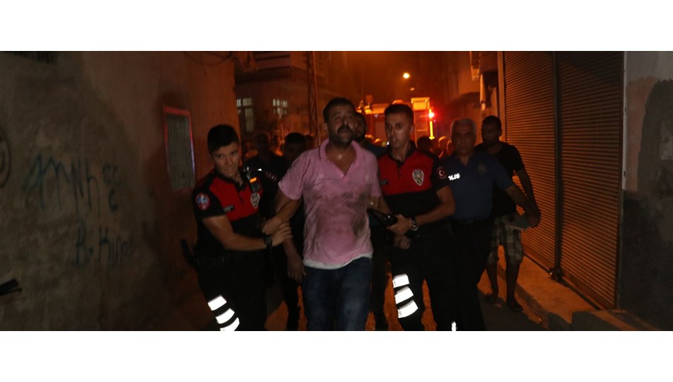 İçinde eski eşi ve çocuğu bulunan evi ateşe verdi