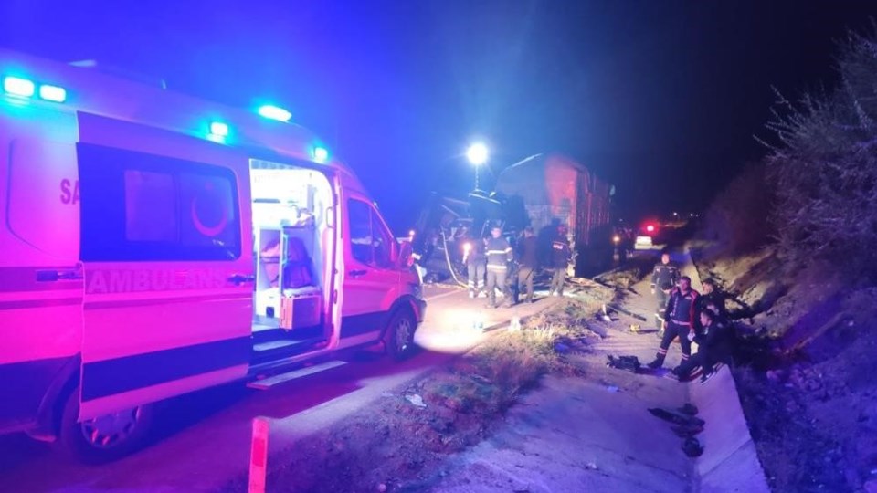 Amasya’da tiyatrocuları taşıyan araç kaza yaptı: 3 ölü, 8 yaralı - 1