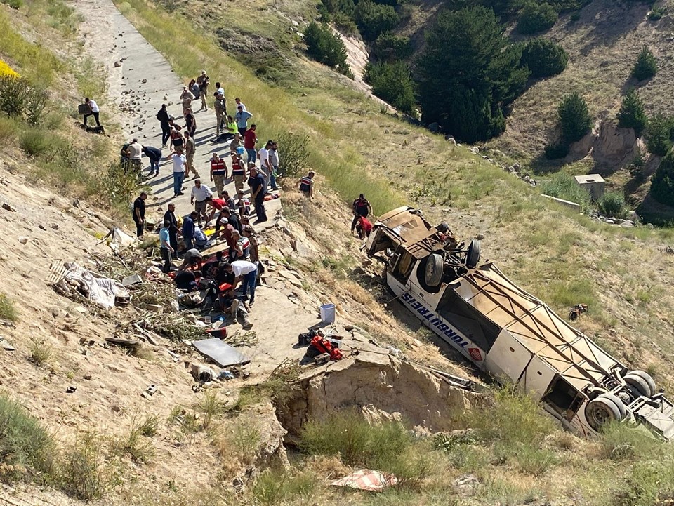 Kars'ta yolcu otobüsü şarampole devrildi: 7 ölü, 22 yaralı - 1