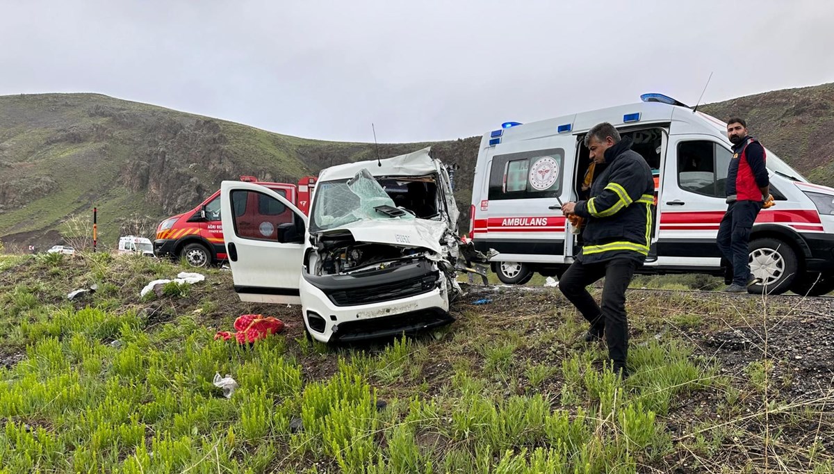 Ağrı’da iki araç kafa kafaya çarpıştı: 2 ölü, 5 yaralı