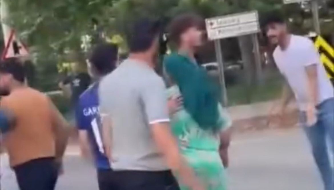 Trafik kazası sonrası aileyi bıçakladı