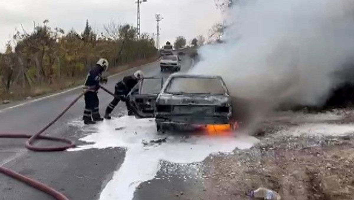 Park halindeki otomobilde yangın çıktı Park halindeki otomobilde yangın çıktı