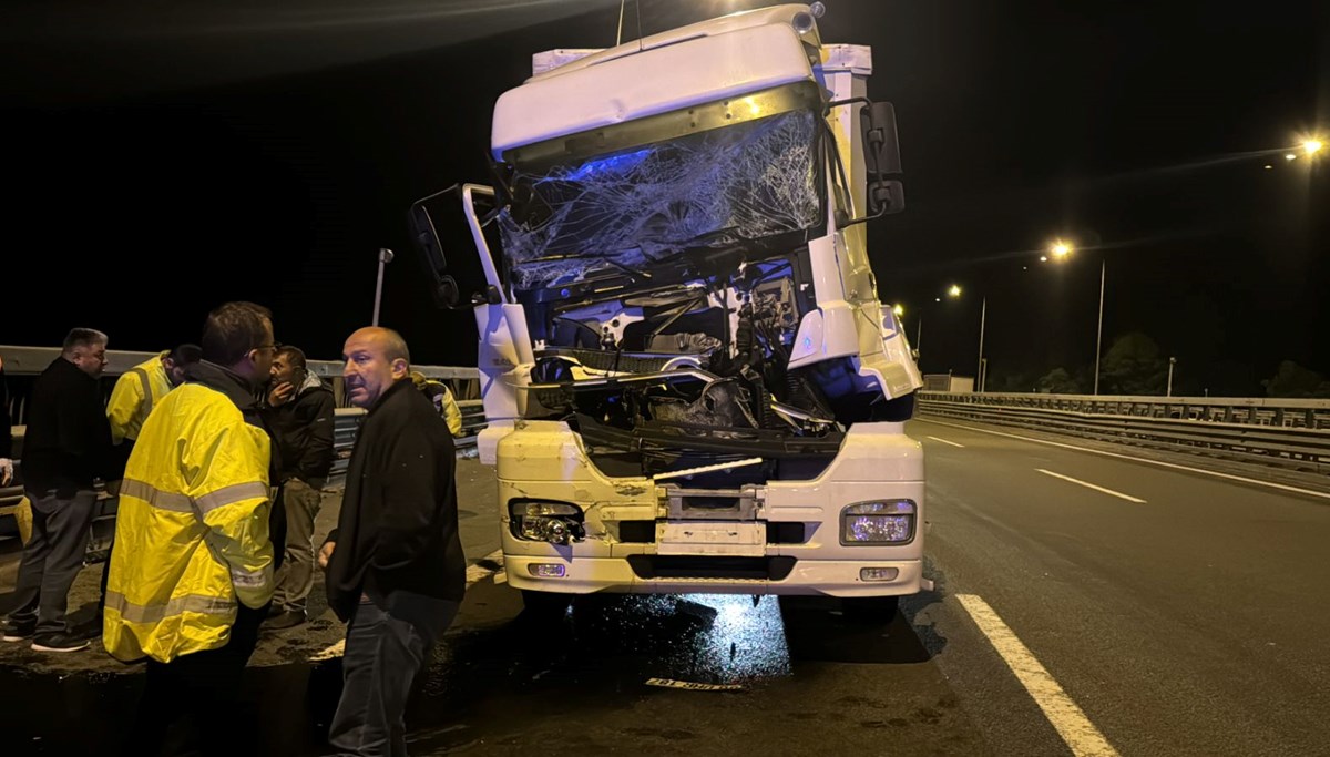 Hurdaya dönen TIR'ın sürücüsü kazadan yara almadan kurtuldu