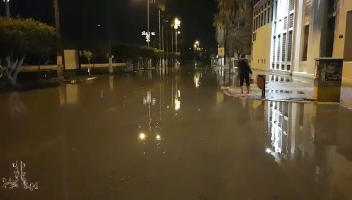 İskenderun'da deniz seviyesi yükseldi İskenderun'da deniz seviyesi yükseldi