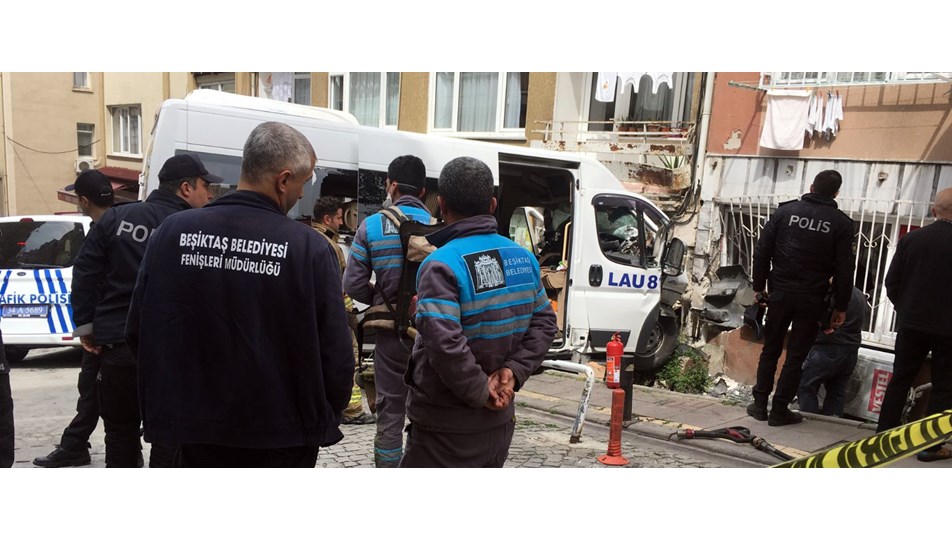Beşiktaş'ta freni patlayan servis apartmana girdi