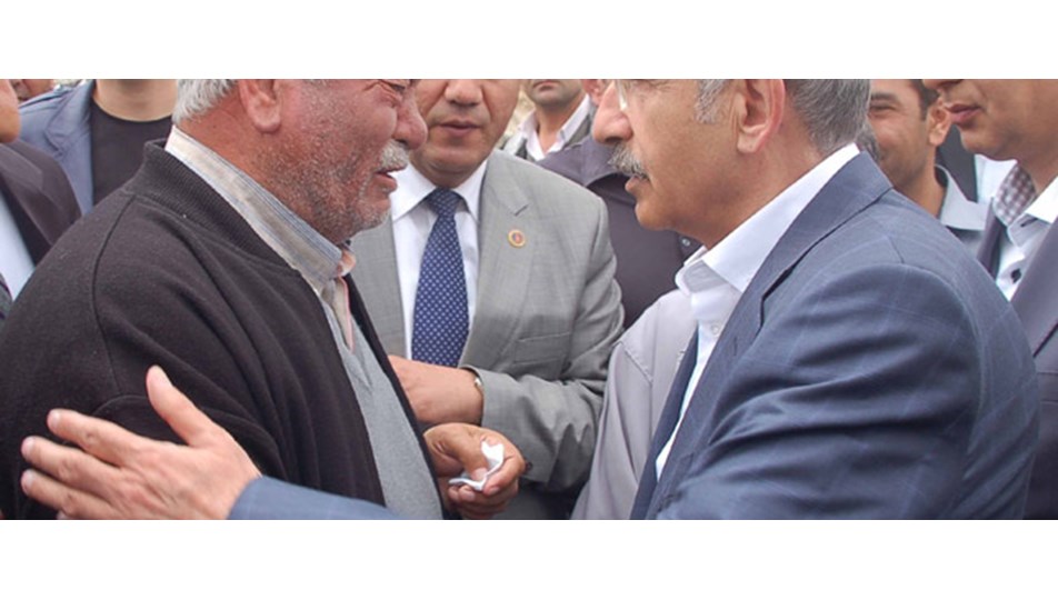 Acılı baba, Kılıçdaroğlu’na sarılıp ağladı