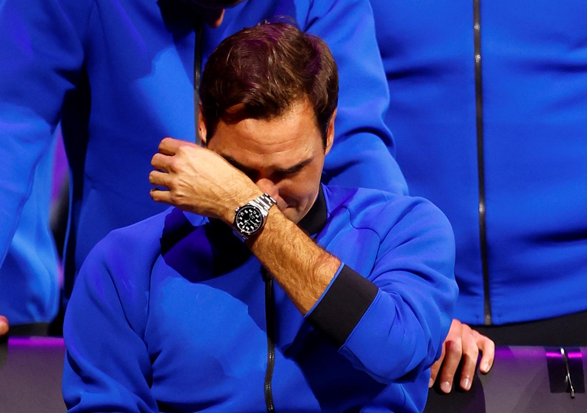 Maç sonunda kariyerini noktalayan Roger Federer duygusal anlar yaşadı.