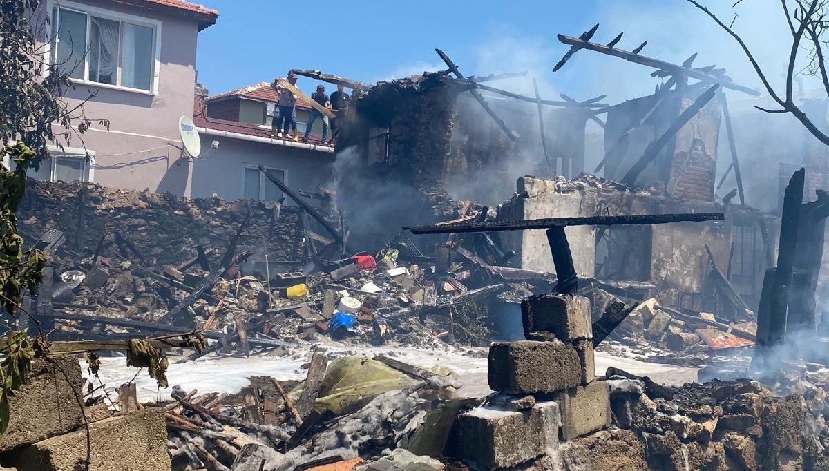 Kırklareli'nde iki katlı evde yangın