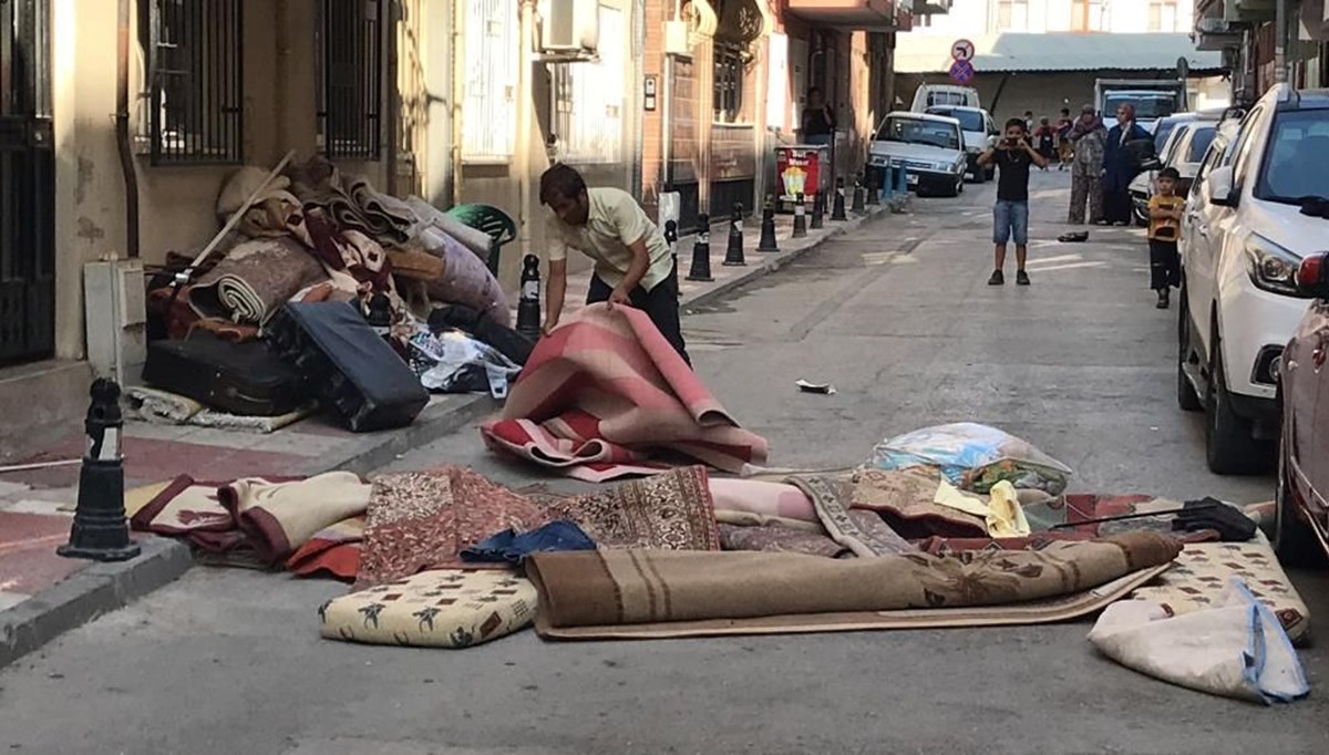 Arkadaşlarına kızıp eşyaları sokağa attı: Mahalleli yanlış anladı