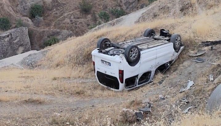 Otomobil şarampole yuvarlandı: Yaralılar var