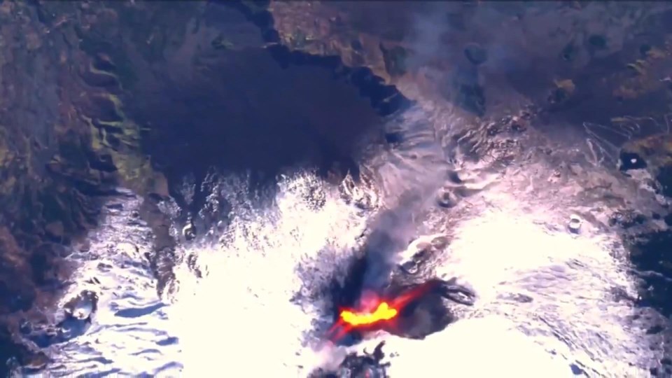 İtalya’da faaliyete geçen Etna Yanardağı uzaydan görüntülendi - 1