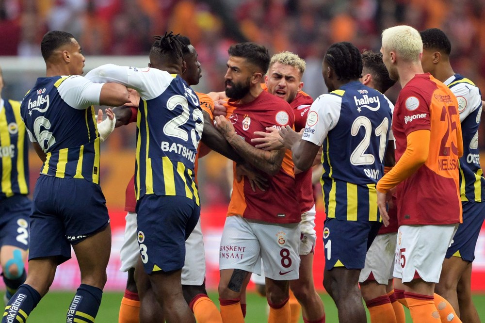 Fenerbahçe, derbide Galatasaray'ı yendi: Süper Lig'de şampiyonluk son haftaya kaldı - 31