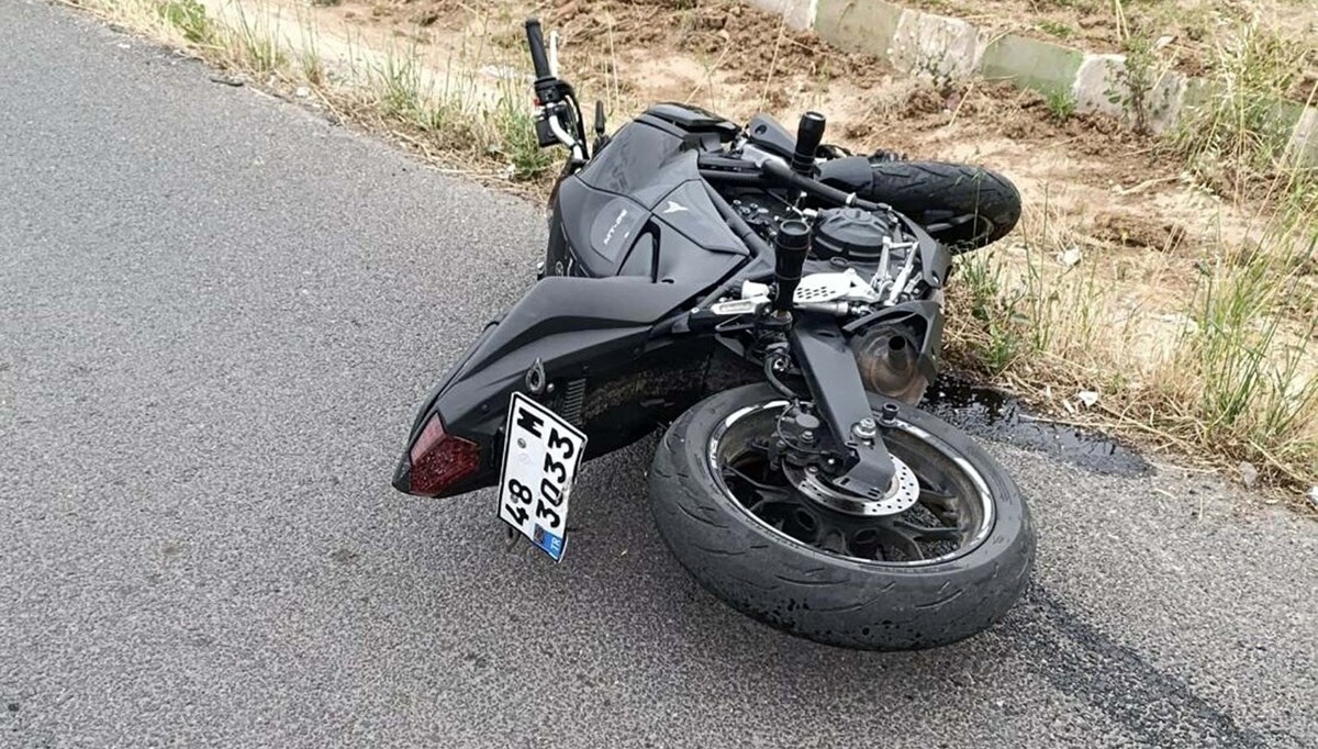 Motosiklet bariyerlere çarptı: 2 ölü Motosiklet bariyerlere çarptı: 2 ölü