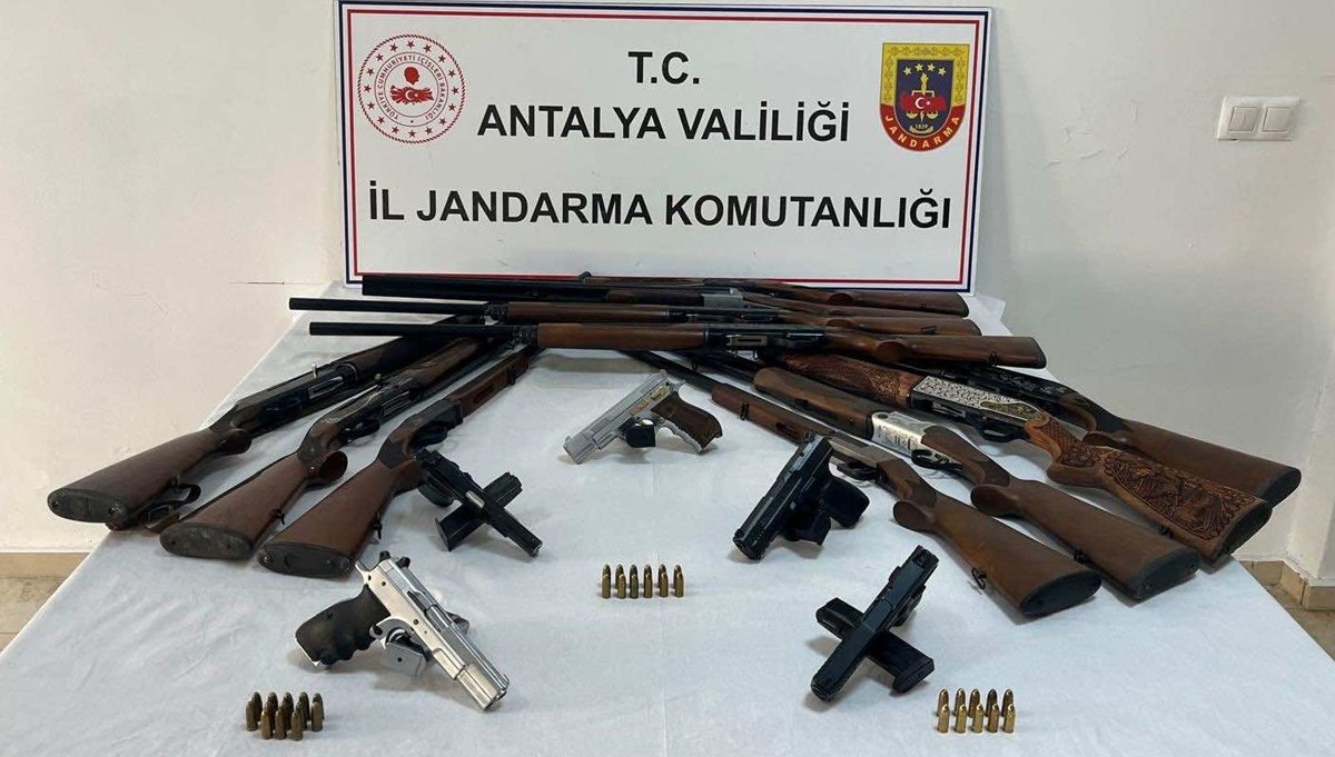 Antalya'da ruhsatsız silah operasyonu: 8 gözaltı Antalya'da ruhsatsız silah operasyonu: 8 gözaltı