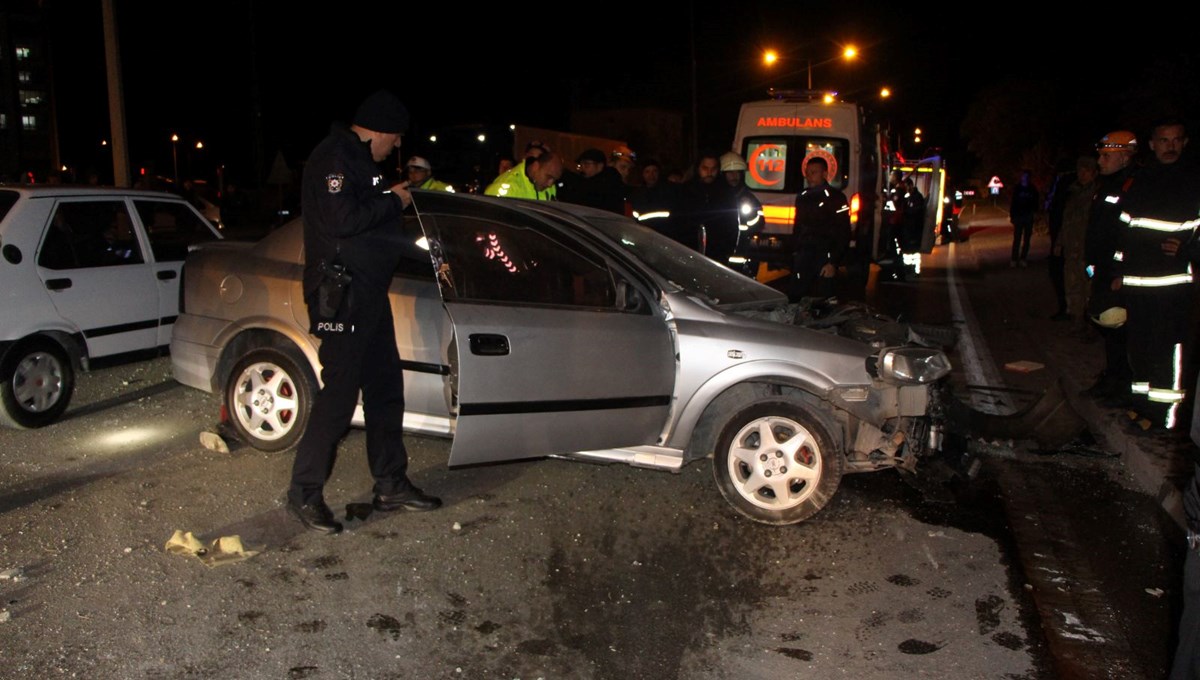 Amasya’da kontrolden çıkan otomobil duvara çarptı: 3 yaralı