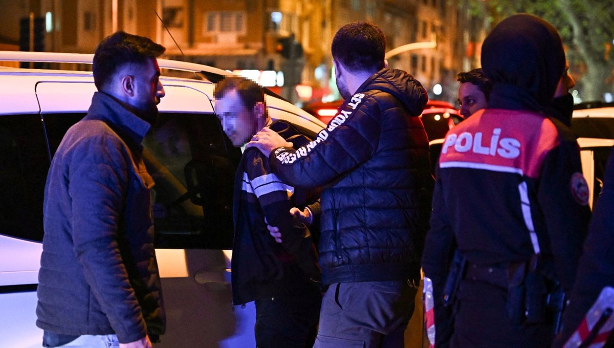 Uygulamadan kaçan alkollü sürücü polis aracına çarpınca yakalandı Uygulamadan kaçan alkollü sürücü polis aracına çarpınca yakalandı