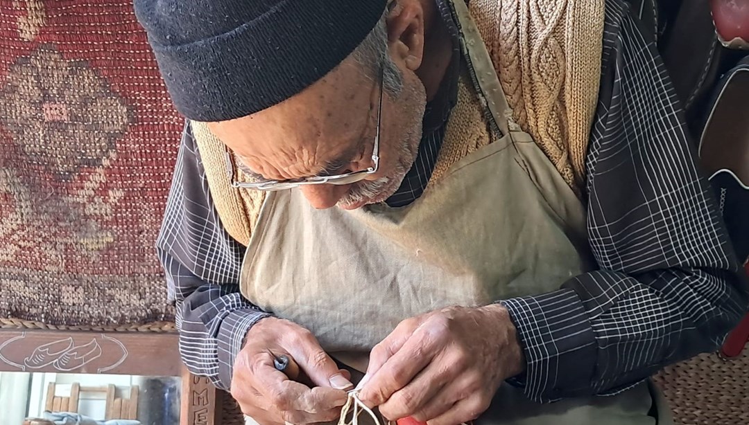 40 yıldır 4 metrekarelik dükkanda çalışıyor: Mesleği babasından öğrendi