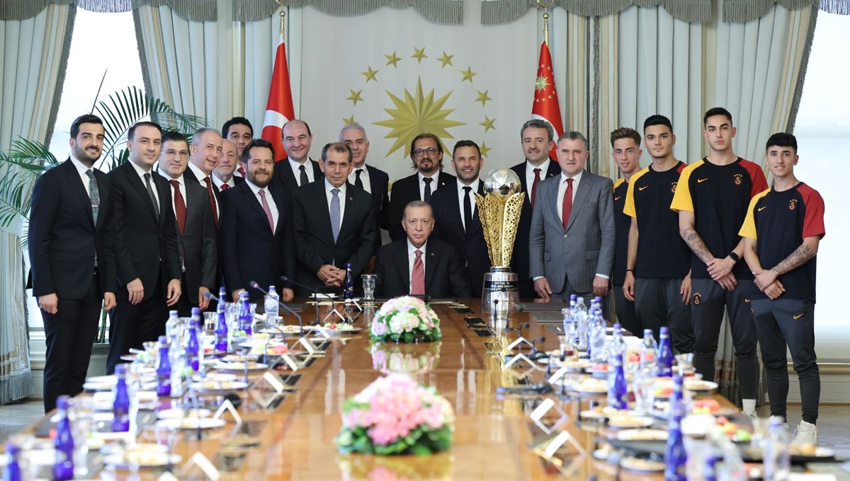 Cumhurbaşkanı Erdoğan, şampiyon Galatasaray takımını kabul etti Cumhurbaşkanı Erdoğan, şampiyon Galatasaray takımını kabul etti