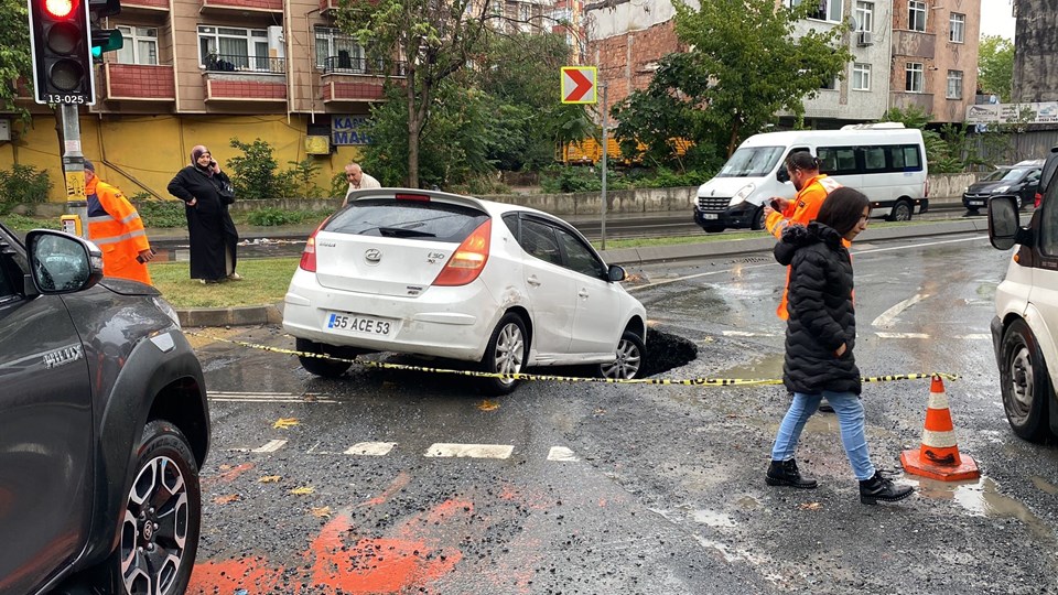 Gaziosmanpaşa'da yağmurda yol çöktü otomobil çukura düştü - 1
