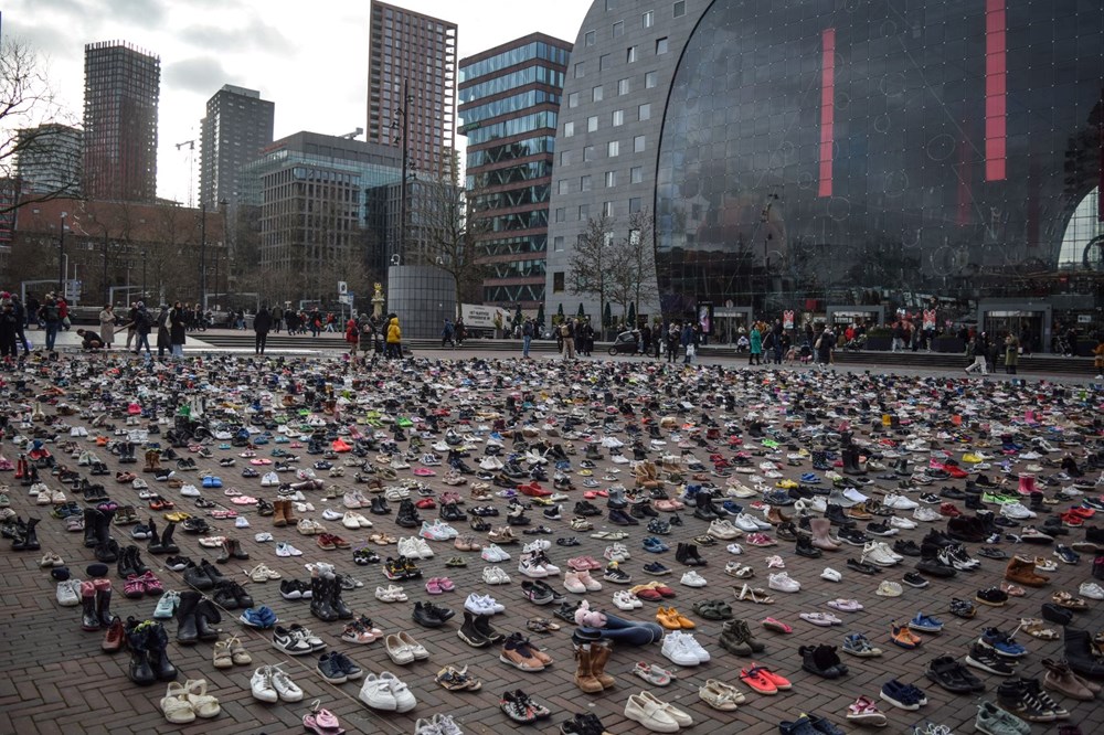 İsrail saldırılarında ölen Filistinli çocukları anmak için 8 bin çift ayakkabı bırakıldı: İşgali durdurun - 8