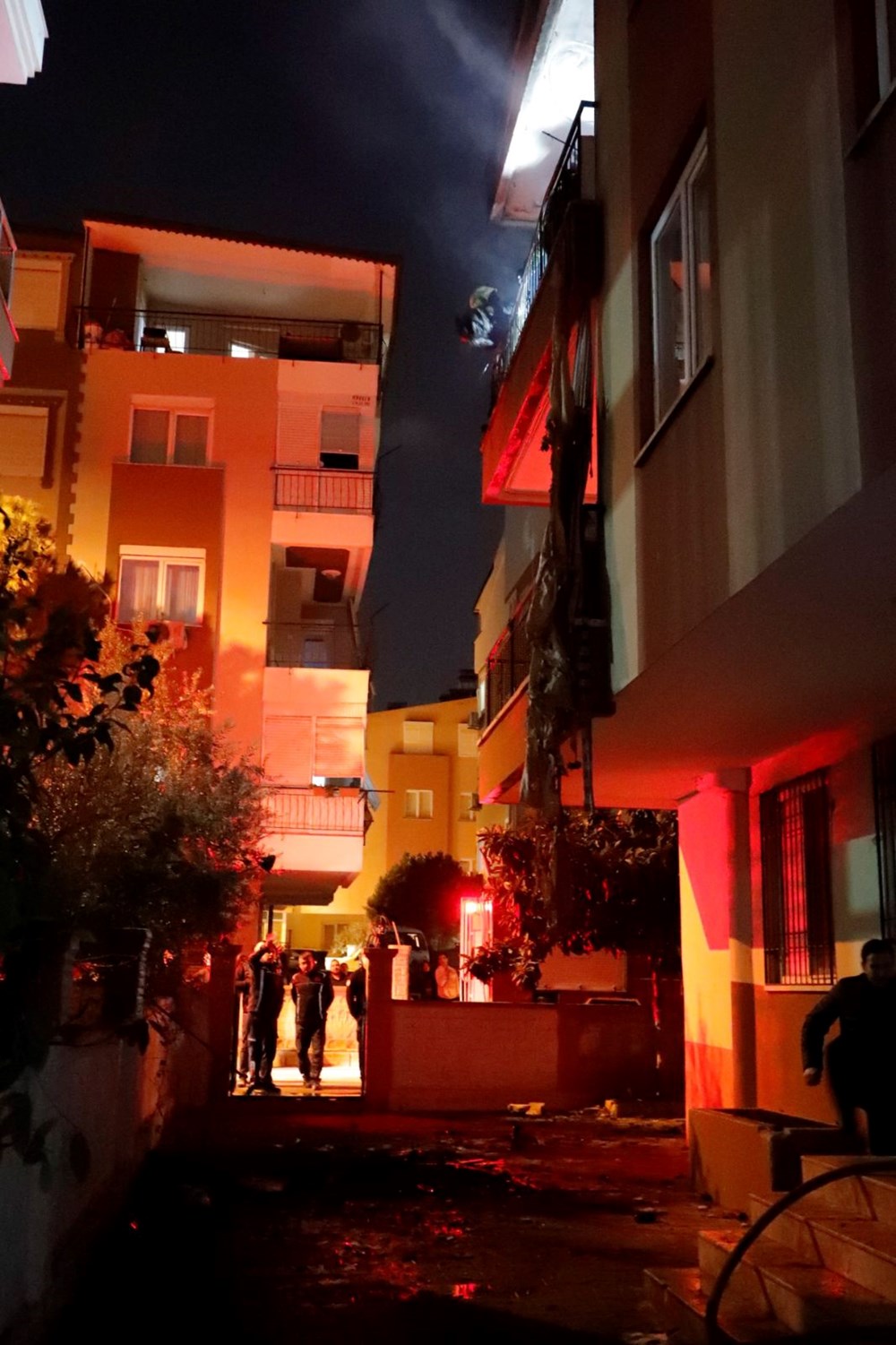 Balkona stoklanan telefonu bataryaları bomba gibi patladı: Mahalleli panikle sokağa döküldü - 10