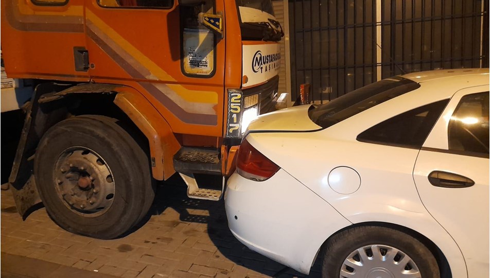 Freni boşalan kamyon 8 araca çarptı