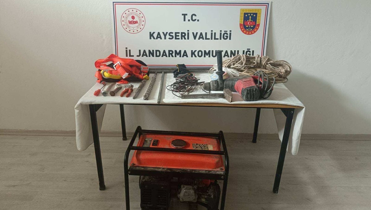 Kaçak kazı yapan 3 kişi yakalandı Kaçak kazı yapan 3 kişi yakalandı
