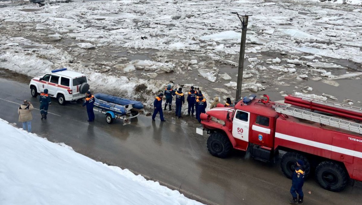 Ural Dağları'ndaki nehir buzları eridi, mahalleleri su bastı