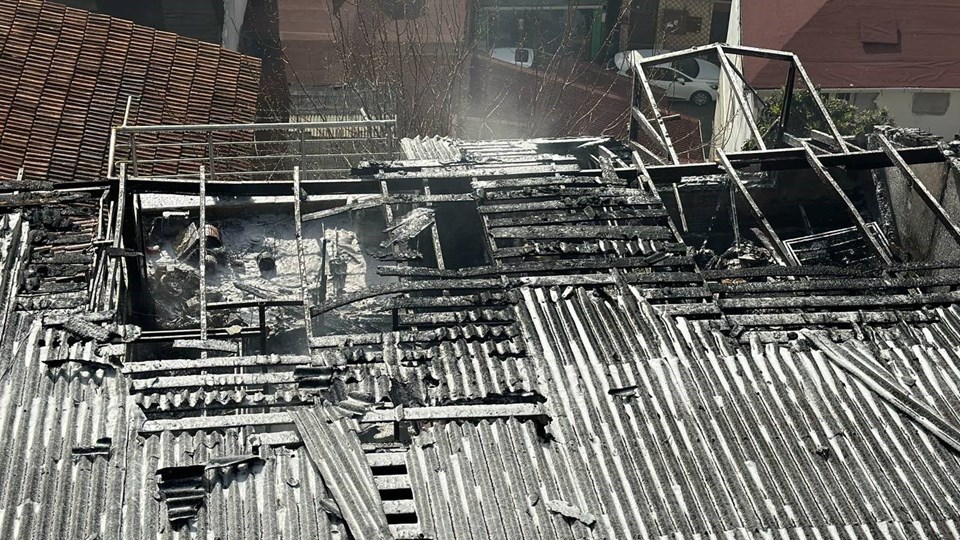 Eyüpsultan'da 2 katlı binada yangın: Alevler 3 gecekonduya sıçradı - 1