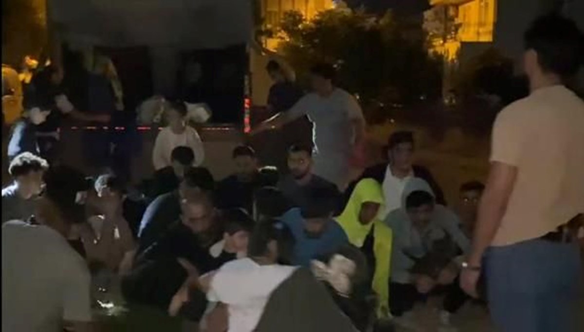 Marmaris’te kamyon kasasında 49 kaçak göçmen yakalandı Marmaris’te kamyon kasasında 49 kaçak göçmen yakalandı
