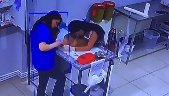 Köpeğini muayene ettirirken bayıldı