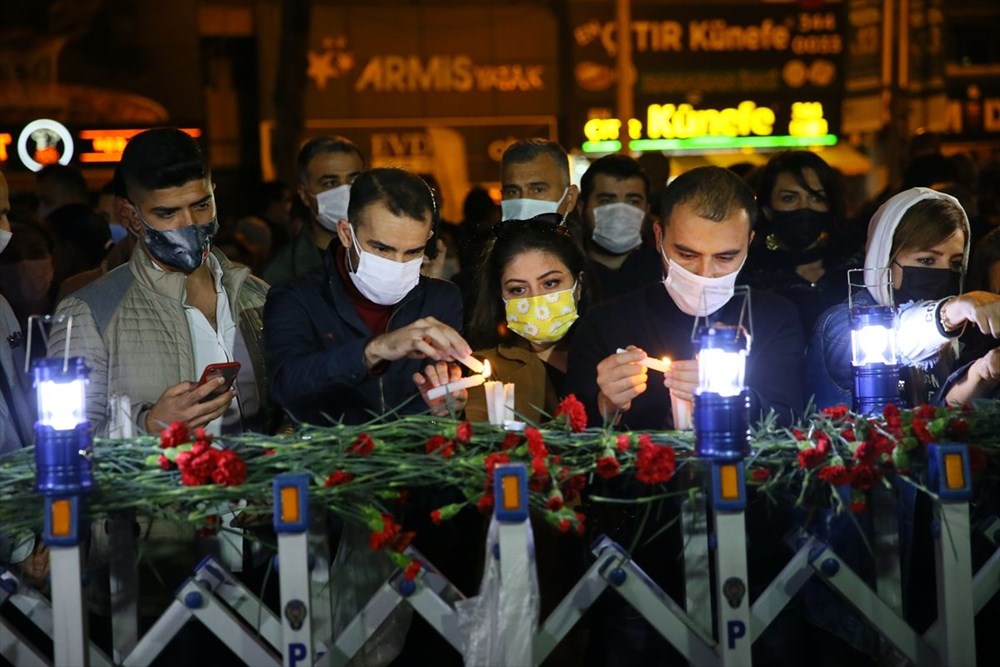 İzmir'deki depremde hayatını kaybedenler anıldı - 1