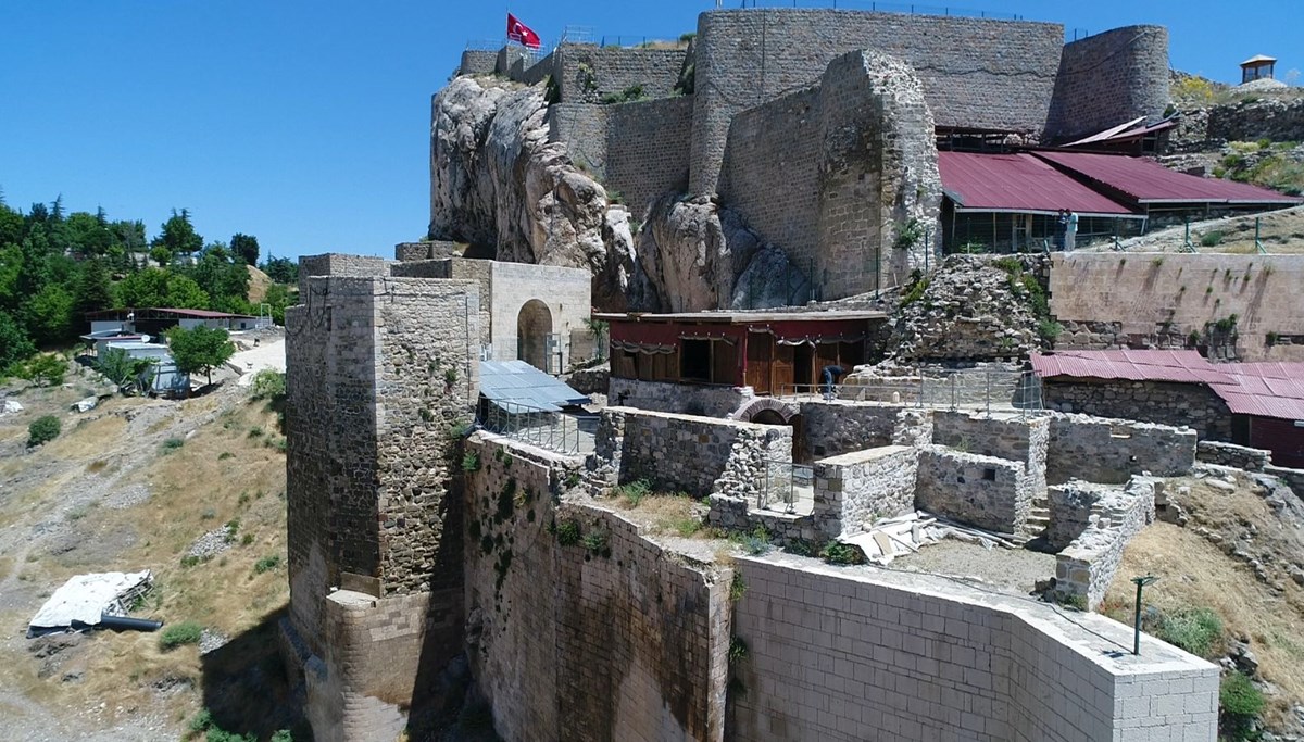 Harput Kalesi'ndeki bin yıllık sanayi sitesinde kazı çalışmaları yeniden başladı Harput Kalesi'ndeki bin yıllık sanayi sitesinde kazı çalışmaları yeniden başladı