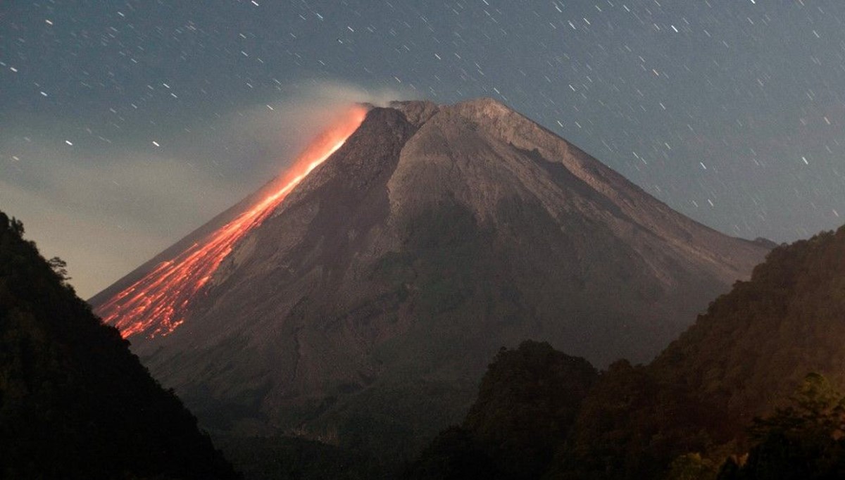 Endonezya'daki Merapi Yanardağı'nda patlama gerçekleşti