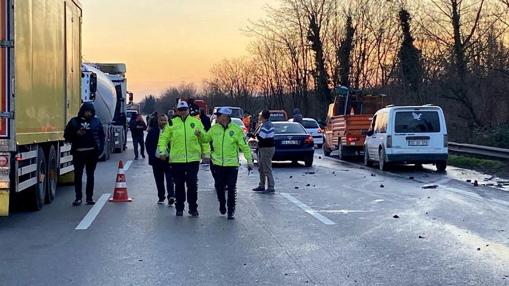 5 aracın karıştığı zincirleme kazada ortalık savaş alanına döndü - 4