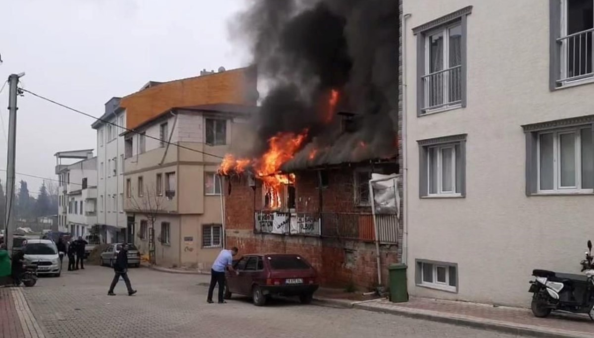 Bursa'da 2 katlı bina alev alev yandı Bursa'da 2 katlı bina alev alev yandı