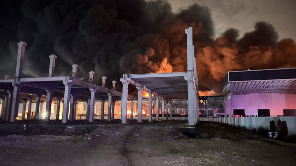 Adana’da motosiklet fabrikasında yangın: Büyük çaplı hasar meydana geldi - 1