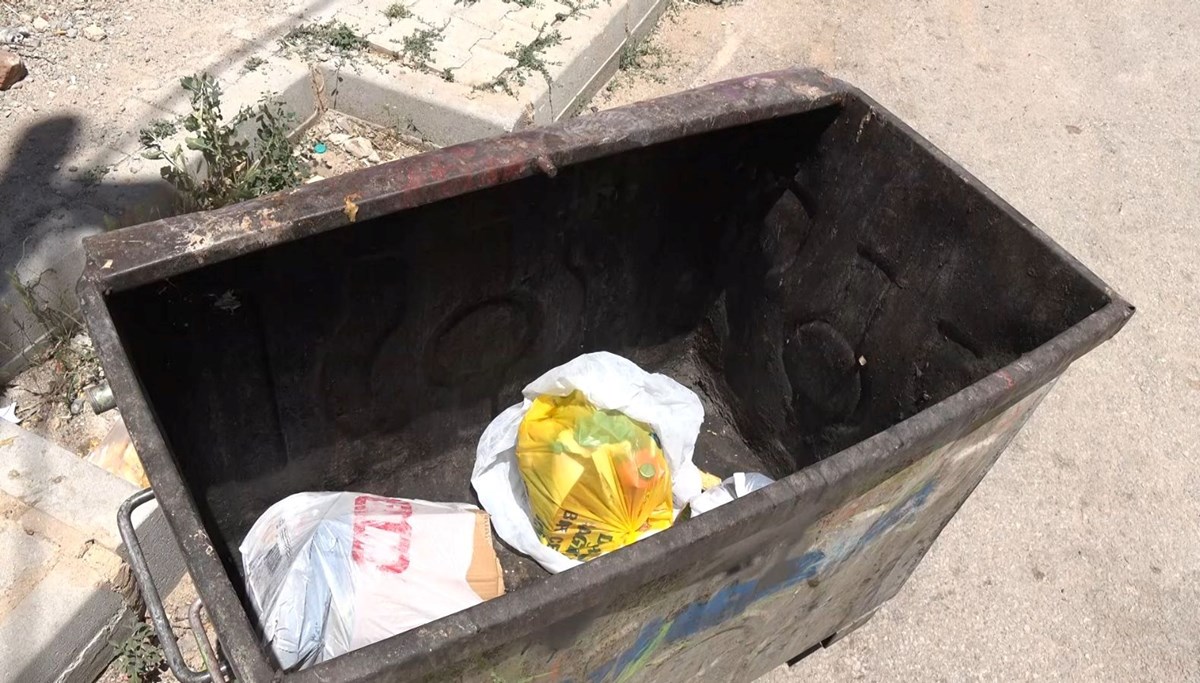 Bebeğini çöpe attı Bebeğini çöpe attı