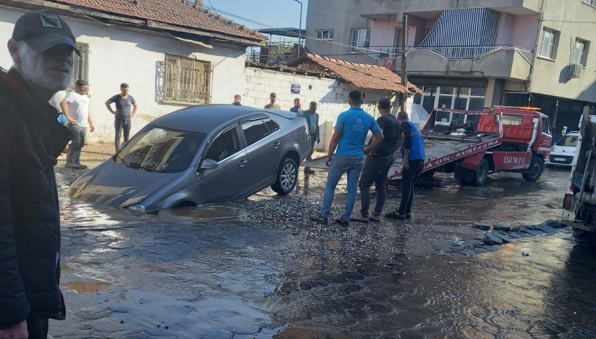 İçme suyu hattı patladı, otomobil içine düştü