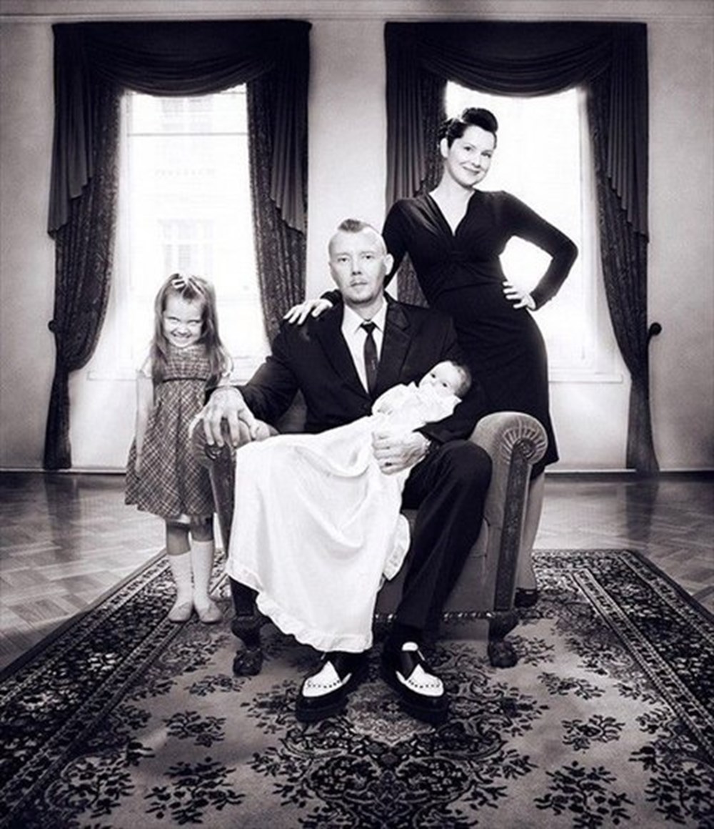 семейное фото на черном фоне
