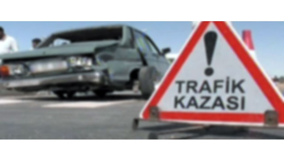 Kaza sonrası yardım isterken otomobil çarptı