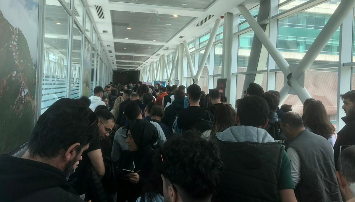 Cep telefonun ardından sınırda bu sefer de PlayStation kuyruğu Cep telefonun ardından sınırda bu sefer de PlayStation kuyruğu